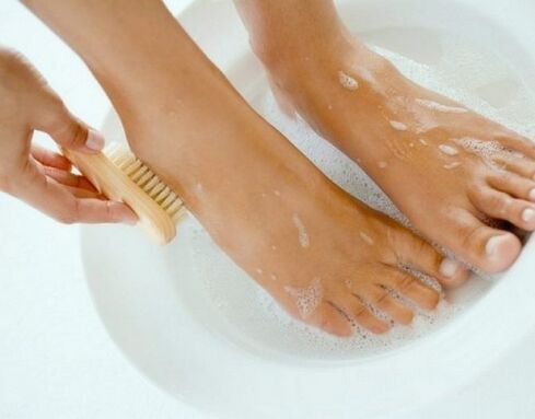 kupka za stopala sa soli za liječenje gljivica na noktima